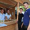 Mit Meter-Bier versorgen Maike Schmidt (links) und ihre Schwester Claudia die Gewinner des von der Narrenzunft angebotenen Preisschießens.