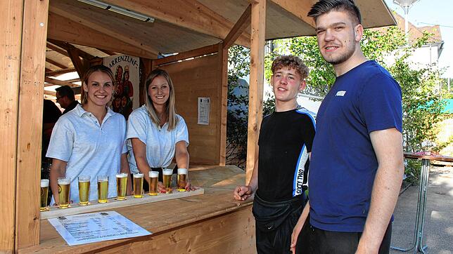 Mit Meter-Bier versorgen Maike Schmidt (links) und ihre Schwester Claudia die Gewinner des von der Narrenzunft angebotenen Preisschießens.