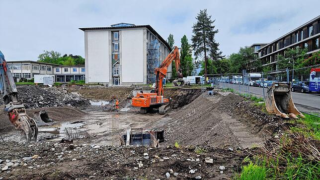 Direkt gegenüber der Gebhardschule liegt die Zeppelin-Gewerbeschule, die derzeit abgerissen wird. Hier entsteht demnächst ein Neubau.