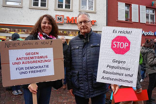 Martina Bucher-Nezirovic und Gebhard Kaiser beziehen für den Freundeskreis Jüdisches Leben in Waldshut-Tiengen Position.