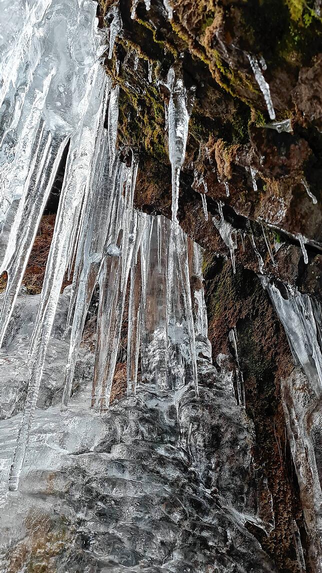 Menzenschwander Wasserfälle zeigen sich im Winter besonders imposant.