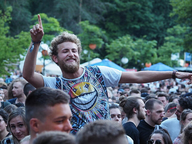 20:41 Uhr: Gleich kommt Trettmann auf die Bühne des Campus-Festivals im Uni-Wald in Konstanz. Und dieser Fan macht sich schon mal warm.