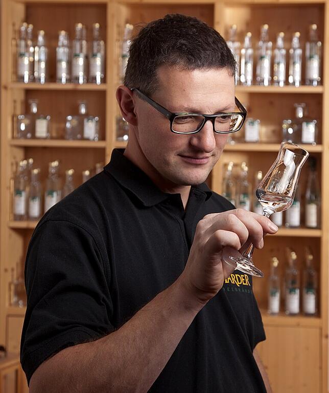 Stefan Marder bei der Verkostung eines Gins.