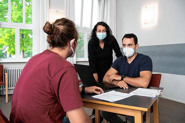 Die Forscher der Uni Konstanz, Daniela Mier und Matthias Burghart (rechts im Bild), bei der Befragung eines Patienten für ihre ...
