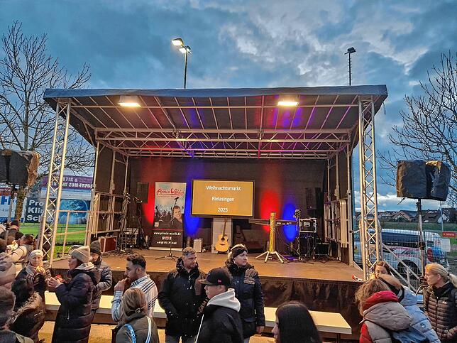 Es war auch eine Bühne aufgebaut. Ab 18 Uhr trat Pirmin Wäldin dort auf und sorgte für Stimmung bei den Besuchern.