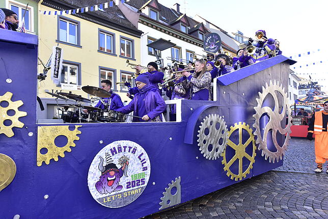 Bild 6: Die Katzenmusik marschiert in die Villinger Innenstadt ein