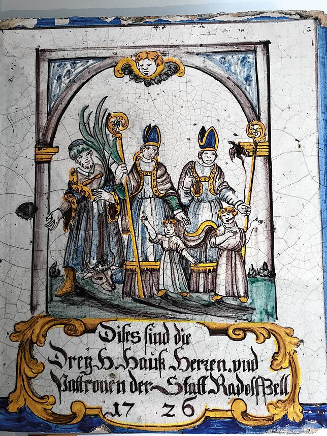 Diese Ofenkachel aus dem Jahr 1726 ist eine Leihgabe der Seelsorgeeinheit St. Ratold.
