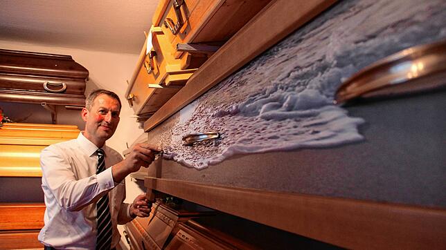 Bestatter Thomas Schäuble zeigt einen seiner spezielleren Särge im Ausstellungsraum. Das Corona-Virus hat seine Arbeit massiv beeinflusst.