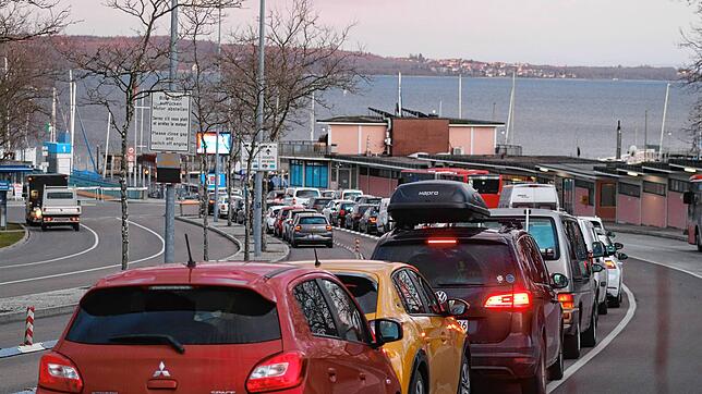 Mehrere Schlangen bilden sich am Hafen der Fähre im Konstanzer Stadtteil Staad. Zu Stoßzeiten kann es daher zu Wartezeiten von bis zu 40 ...