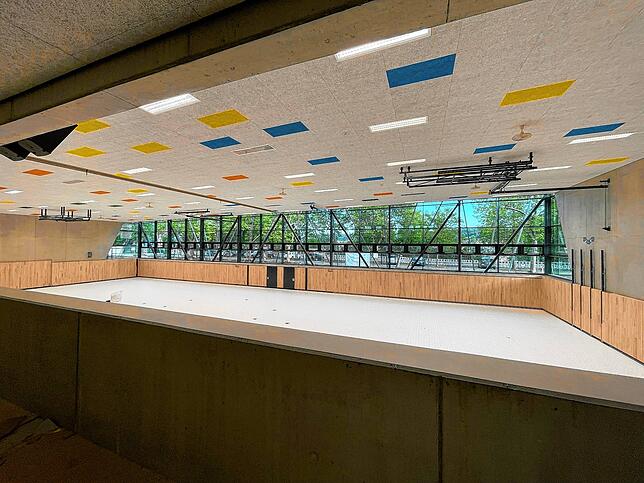Die neue Sporthalle in Engen mit Blick von der Besuchertribüne oben. Schon bald soll die Halle die Trainingssituation in Engen für die ...