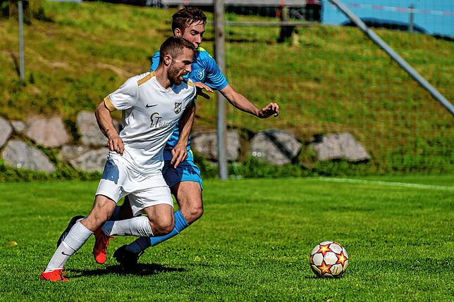 Abstiegsfinale: Im letzten Spiel sicherte Bosporus FC Friedlingen, hier Ymran Krasniqi (auf dem Archivbild vorn, gegen Jan Körner vom SV ...