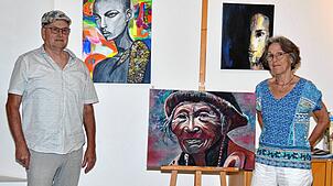Unter dem Titel „Portrait X2“ stellen Werner Fiebig (links) und Elke Nierle in der Lesegalerie im Haus des Gastes in Königsfeld knapp 20 ...
