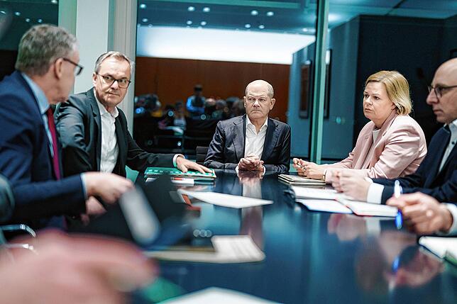 Bundeskanzler Olaf Scholz (M) bespricht sich nach dem Messerangriff von Aschaffenburg mit Bundesinnenministerin Nancy Faeser (2.v.r) und ...