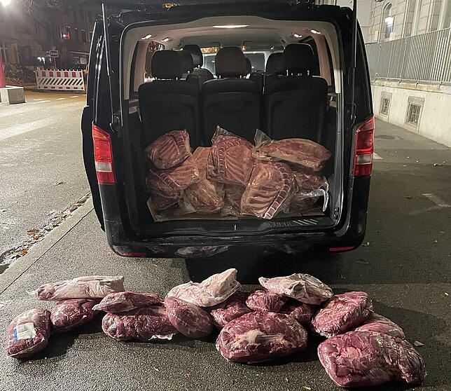 Ein Bild von der Grenze bei Basel: Massenweise rohes Fleisch im Kofferraum.