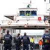 Vier Mitarbeiter des Zolls erwarten die Fähre am Anleger in Friedrichshafen. Alle Fahrgäste werden kontrolliert.