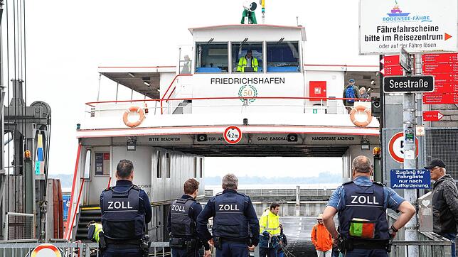 Vier Mitarbeiter des Zolls erwarten die Fähre am Anleger in Friedrichshafen. Alle Fahrgäste werden kontrolliert.