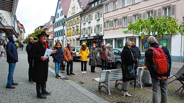 Köpfe hoch: Bis Bürgermeister Rainer Stolz darauf hinwies, wussten nur wenige Teilnehmer der Führung, dass sich auf dem Dachgiebel der ...