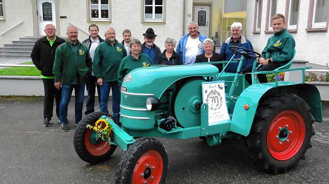 Nach 70 Jahren zurück nach Gutmadingen, um den Geburtstag ihres Traktors zu feiern: Die Familie Brennenstuhl aus Weil im Schönbuch ...
