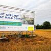 Dieses Transparent weist auf das Zentralklinikum und den Gesundheitspark hin, die bei Albbruck auf dem Gelände zwischen Rhein und B34 ...