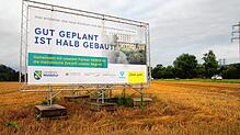 Dieses Transparent weist auf das Zentralklinikum und den Gesundheitspark hin, die bei Albbruck auf dem Gelände zwischen Rhein und B34 ...