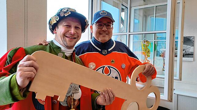 Am Schmotzigen wird Klufterns Ortsvorsteher Michael Nachbaur (rechts) den Rathausschlüssel wieder an Zunftmeister Andreas Lamm abgeben. ...