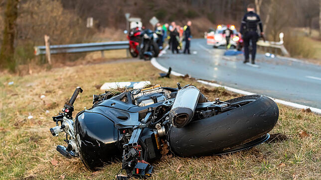 Ein tödlicher Motorradunfall (Symbolbild). 2024 starben im Landkreis Waldshut laut Unfallstatistik des Polizeipräsidiums Freiburg sieben ...
