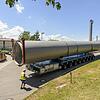 Ein sogenannter Tausendfüßler transportiert ein 27 Meter langes Rohr durch das MTU-Werk&nbsp;2: Bereits am Freitag war das 32 Tonnen ...