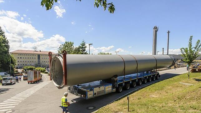 Ein sogenannter Tausendfüßler transportiert ein 27 Meter langes Rohr durch das MTU-Werk&nbsp;2: Bereits am Freitag war das 32 Tonnen ...