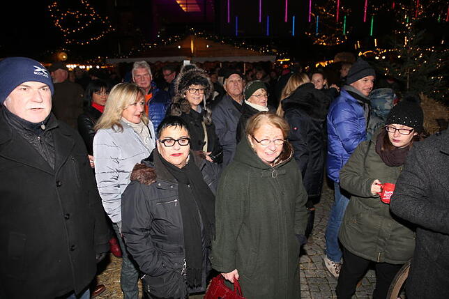 Der Andrang war groß zum Auftakt des Singener Hüttenzaubers auf dem Hohgarten zwischen Rathaus und Stadthalle. Bereits zum vierten Mal ...