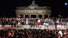 Vor dem Brandenburger Tor am 10. November 1989. Begeisterte Menschen stehen auf der Berliner Mauer. Sie war an dieser Stelle viel ...