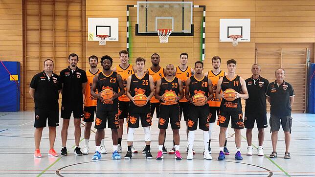 Das Team der Wiha Panthers für die Saison 2021/22: (von links) Trainer Alen Velcic, Co-Trainer Aleksandar Nadjfeji, Adrian Bergmann, ...