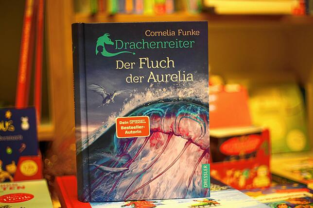 &bdquo;Drachenreiter &ndash; Der Fluch der Aurelia&ldquo; von Cornelia Funke, erscheinen im Dressler-Verlag für 20 Euro. Im dritten Teil ...