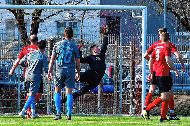 Keine Chance: Torwart Lukas Stelter streckt sich vergeblich, der Freistoß von Raffaele Ponzo (nicht auf dem Foto) zum 1:0 für den SV ...