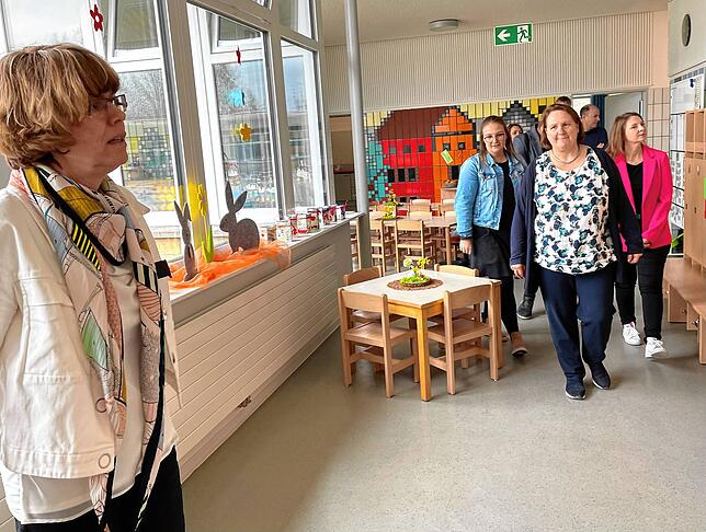 Bürgermeisterin Ute Seifried (links) staunt immer noch über den Umbau der ehemaligen Pestalozzischule zu einem Kinderhaus, während ...