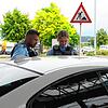 Bundespolizisten kontrollieren an der Schweizer Grenze ein Auto.
