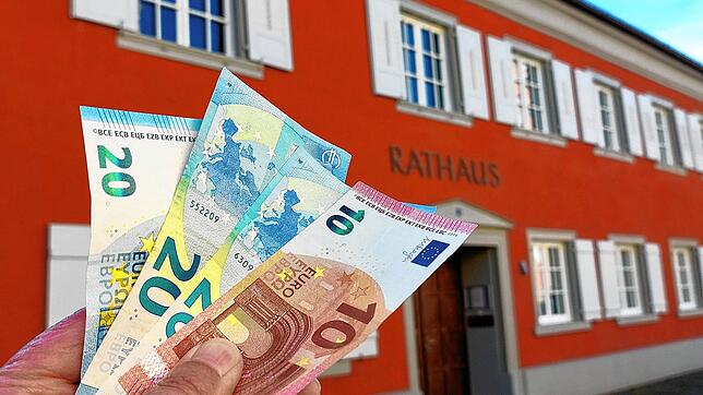10 Euro hier, 20 Euro da &ndash; die zusätzliche finanzielle Belastung für die Allensbacher läppert sich zusammen. Die Gemeinde erhöht ...