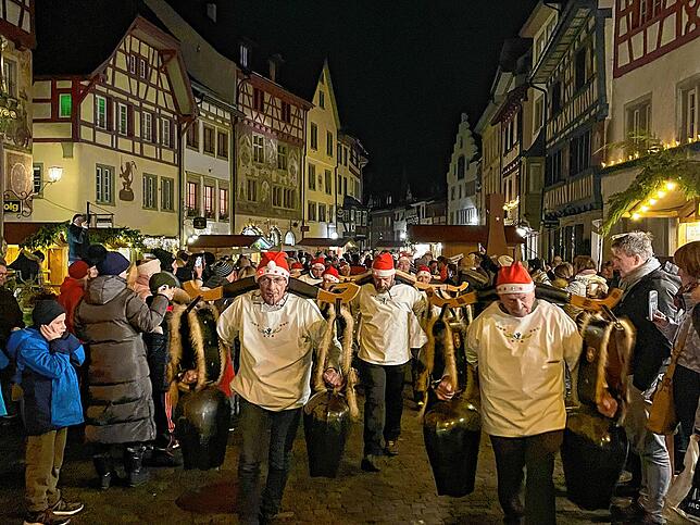 Mit 30 Kilogramm schweren Kuhglocken marschierten die Trychler zur Eröffnung der Märlistadt lautstark in die historische Altstadt von ...