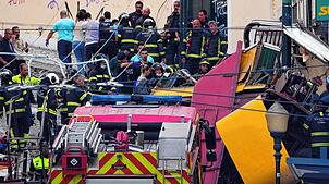 Rettungskräfte arbeiten an der Stelle, an der eine Standseilbahn entgleist ist. Der Unfall des auch bei Touristen beliebten “Elevador da ...