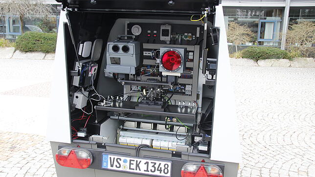 Der "Enforcement Trailer" des Landratsamtes sieht aus wie ein Raumschiff. Im Inneren schlummert die moderne Messtechnik.