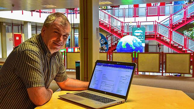 Lehrer Guido Santalucia zeigt, wie Lernen am Thomas-Strittmatter-Gymnasium auch ohne Unterricht funktionert. Die Mittel- und ...