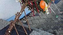 Ralf und Claudia Nell wissen, dass es eigentlich noch zu früh ist für einen Narrenbaum. Sie berichten: &bdquo;Bei uns haben sich die ...