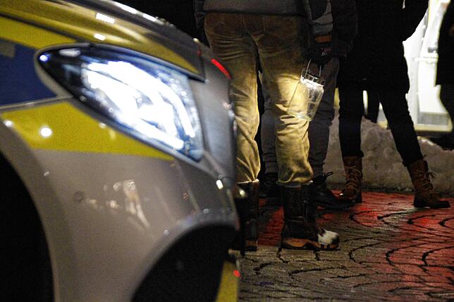 Nachdem die Polizei angedroht hatte, die Maskenpflicht überprüfen und ahnden zu wollen, löste sich der Pulk der Coronademonstranten ...