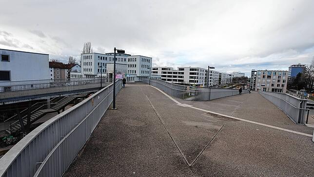Nicht Z wie Zorro sondern Z wie zu Fuß &ndash; die Brücke über den Gleisen des Petershauser Bahnhofs. Die Stadt hat ermittelt, wie viele ...