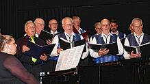 Eindrucksvoll interpretiert der Männergesangverein Ewattingen beim Benefizkonzert in Titisee-Neustadt das Lied &bdquo;Hallelujah&ldquo; ...