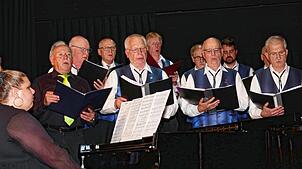 Eindrucksvoll interpretiert der Männergesangverein Ewattingen beim Benefizkonzert in Titisee-Neustadt das Lied &bdquo;Hallelujah&ldquo; ...