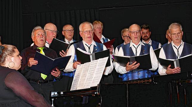 Eindrucksvoll interpretiert der Männergesangverein Ewattingen beim Benefizkonzert in Titisee-Neustadt das Lied &bdquo;Hallelujah&ldquo; ...