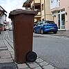 Eine Mülltonne steht an der Kaufhausstraße in Stockach. 12.000 solcher und ähnlicher Exemplare gibt es in Stockach. Die Stadt will sie ...