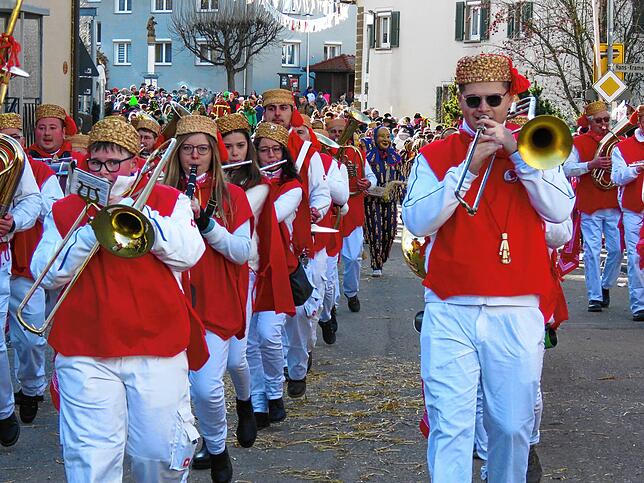 Bild 19: Viele Zuschauer beim Umzug in Gutmadingen am Sonntag