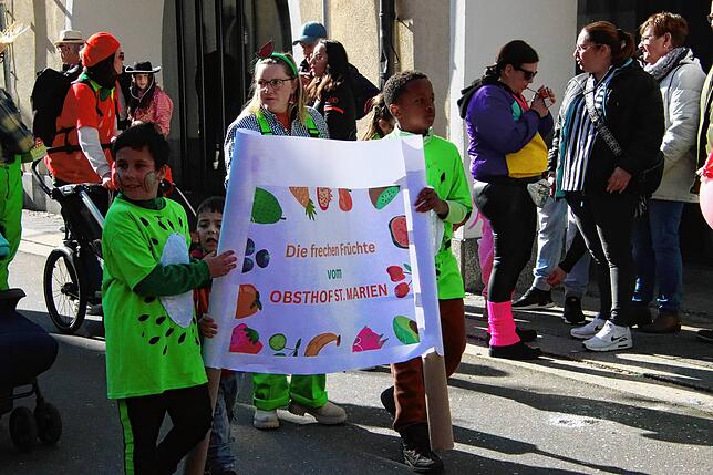 Die frechen Früchte vom Obsthof St. Marien laufen am Umzug mit.