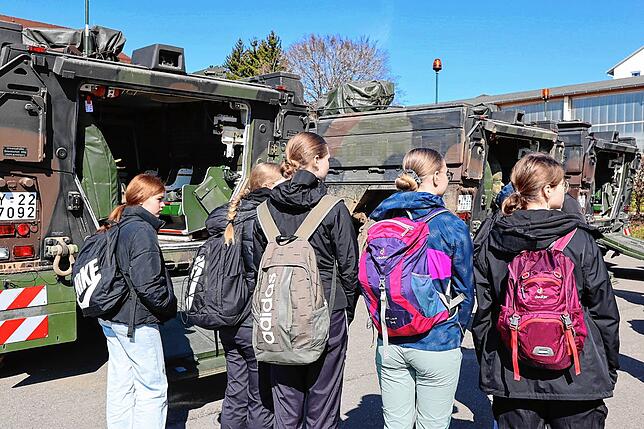 Viele Gefechtfahrzeuge lernen die Schülerinnen am Girls‘ Day beim Jägerbataillon 292 in Donaueschingen kennen.